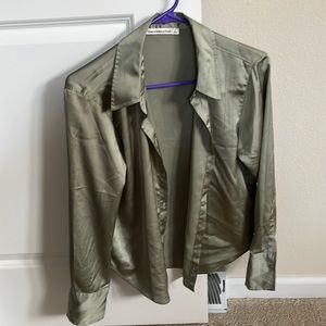 Abercrombie and Finch size small green satin collard button up blouse